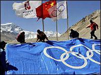 альпинисты взошли на эверест с олимпийским огнем